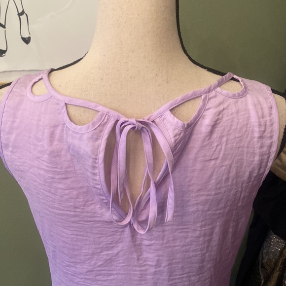 Beautiful CAbi sleeveless top - Picture 4 of 12
